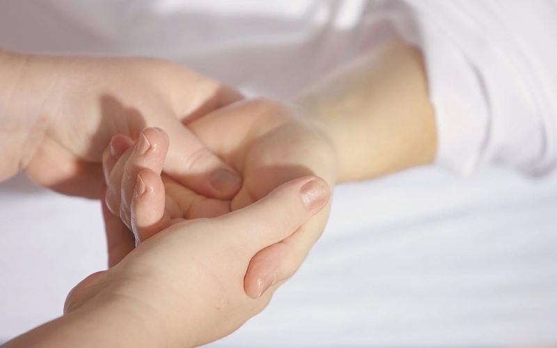 Get Your Kidneys Checked if You Feel This in Your Feet or Hands 