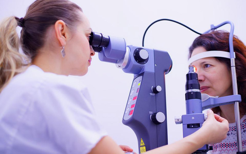 Call 911 if You Start Experiencing These Eye Symptoms 