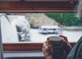 Is It Appropriate to Have an Open Window in the Winter? Experts Answer