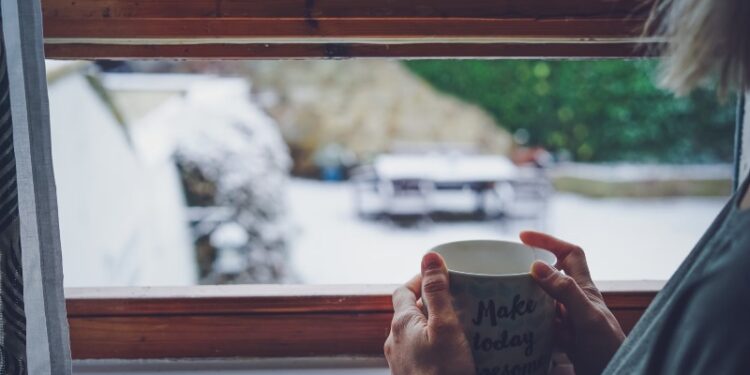 Is It Appropriate to Have an Open Window in the Winter? Experts Answer