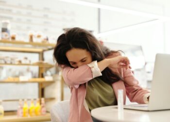 The One Lung Cancer Symptom That Medical Oncologists Want You to Notice Early