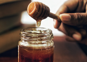 Secret Health Benefits of Garlic and Raw Honey