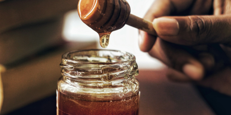 Secret Health Benefits of Garlic and Raw Honey